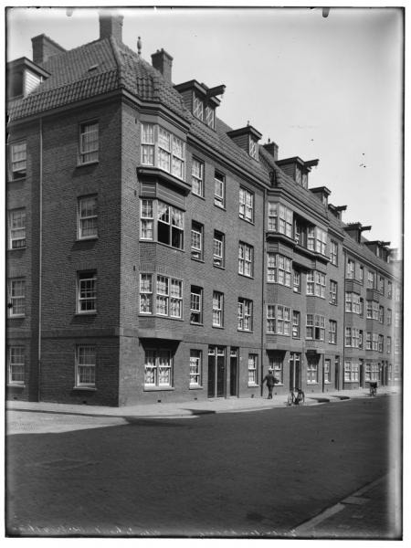 Tegenover De Retiefstraat omstreeks 1949, nummer 40 is de derde deur op de foto. 