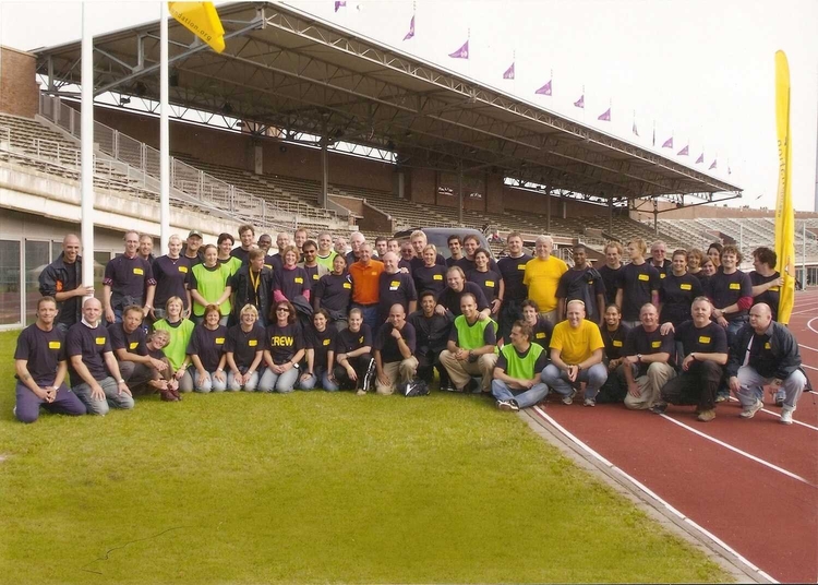 Open dag van de Johan Cruyff Foundation in 2007 in het Olympisch Stadion. Johan (met oranje trui) gaat na afloop met de vrijwilligers op de foto. Ikzelf zit op de voorste rij, 4e van links.  