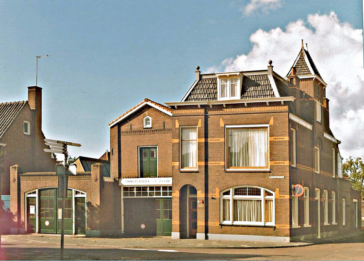 Het pand in de Van Bleiswijkstraat in Enkhuizen.  De fotograaf van het huis op de Van Bleiswijkstraat is Andries Zwaan (Kino Zwaan te Enkhuizen),  in opdracht van Gerrit Zwaan (vader van Rita Zwaan). 