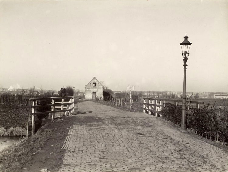 26 juni 1924 - De brug in de Schagerlaan .<br />Foto: Alwin Müller .<br />Op het bord rechts van de laan  is de volgende protesttekst te lezen:  LEGER en VLOOT kosten millioenen ! Dat was beter besteed aan STAATSPENSIOENEN".<br />Foto: Beeldbank Amsterdam 