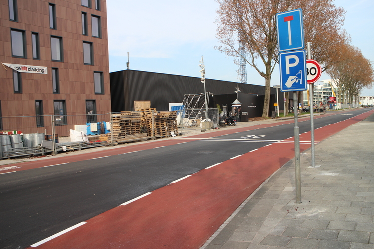De Cruquiusweg is tijdelijk aangepast voor het verkeer, vooral voor de fietsers  