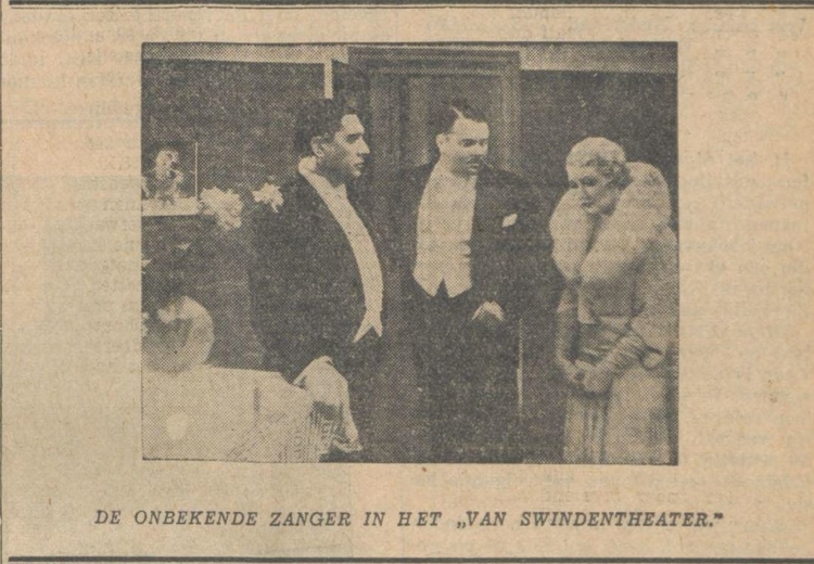 Foto uit de film ‘De onbekende zanger’, vertoning in het Van Swindentheater.   