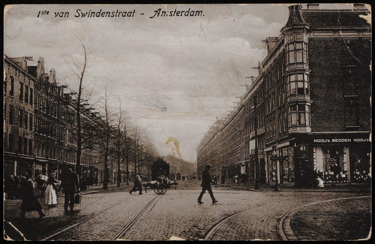 Eerste van Swindenstraat gezien vanaf de kruising met de Dapperstraat. Uitgave G.R.A. Meijer, ca. 1917. Beeldbank SAA.   