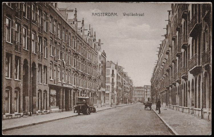 Vrolikstraat gezien in de richting van de Linnaeusstraat in 1924. Uitgave Krams Boekhandel, Vrolikstraat, Amsterdam. Beeldbank SAA.   