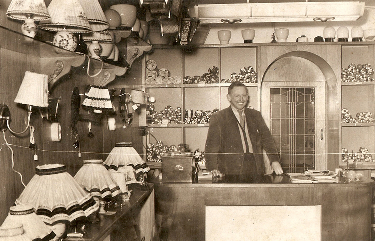gerard Karels in zijn winkel omstreeks 1950, foto Ria Karelse  