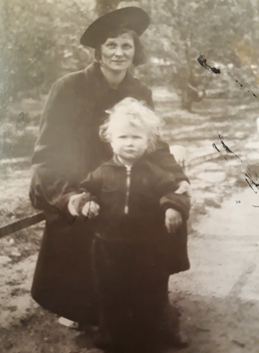 Bertie Braeken en haar moeder in Het Oosterpark (eigen foto1944).jpg  