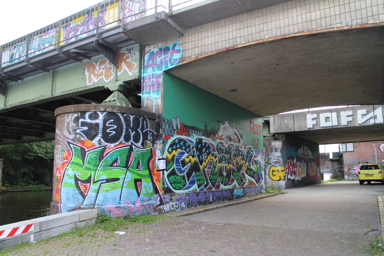 Graffiti op de brugpijlers  