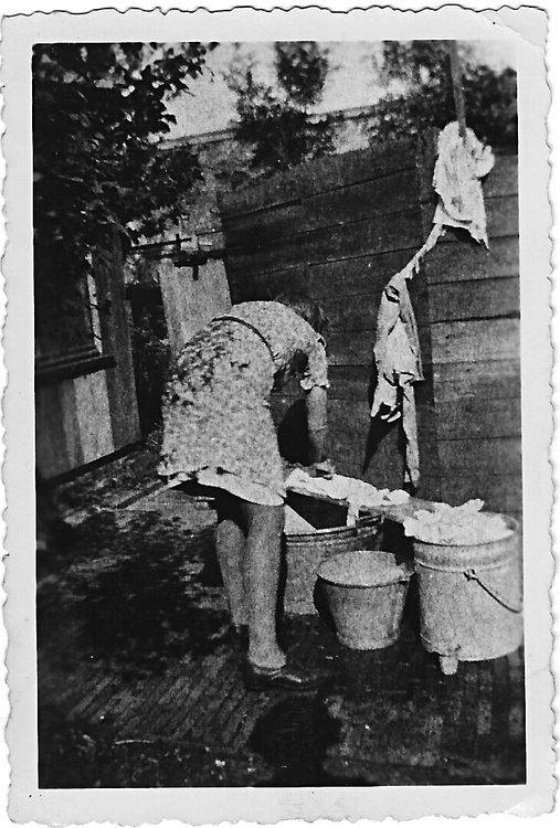 Mijn moeder aan de babywas. Weesp 1944  