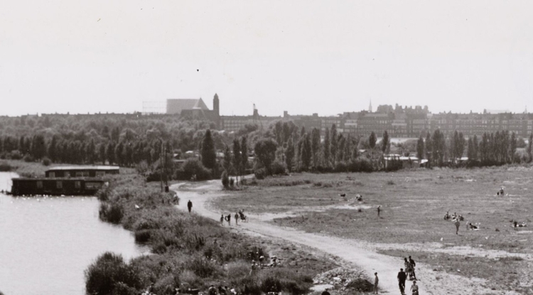 Ons 'Zandje', tijdens de aanleg van de Amsterdamse Brug. In de verte is o.a. de Elthetokerk op het Javaplantsoen nog te zien. Foto  Beeldbank 1959, 010122044778  