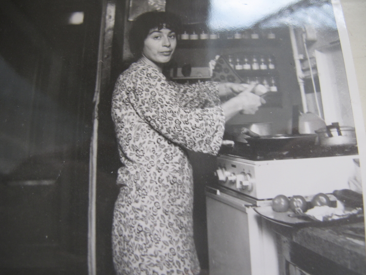 DE wand met de kruidenpotjes is de douchewand, foto 1973 uit privébezit.  