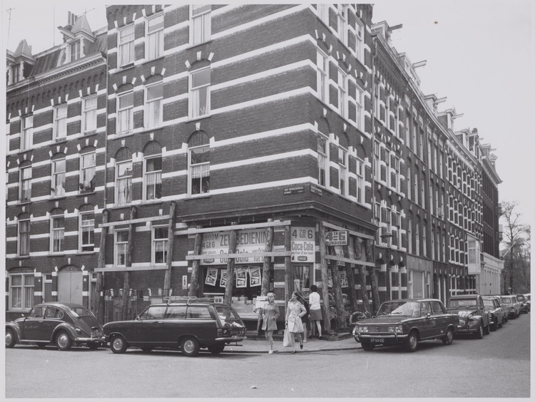 2e van Swindenstraat 16, kruidenierswinkel 4=6. Foto Beeldbank Amsterdam Foto genomen op 28/4 1971 door M. Arseth Ro 'is 