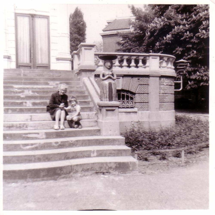 Oma en Micha in het Vondelpark,1974  