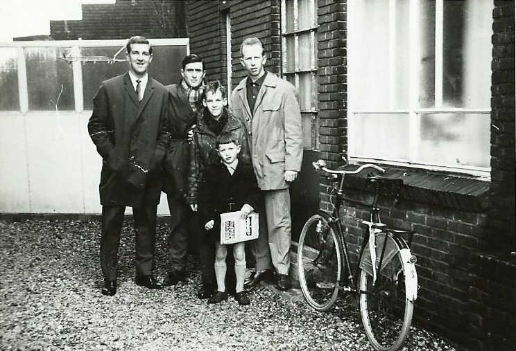 Met Dorus Luyckx voor Cees Groot, Sjaak Swart en Henk Groot - juni 1961 1 Foto: John Toxopeus  