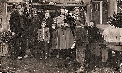 Flotman en familie Leone bij bloemenstal tijdens kerstmis  