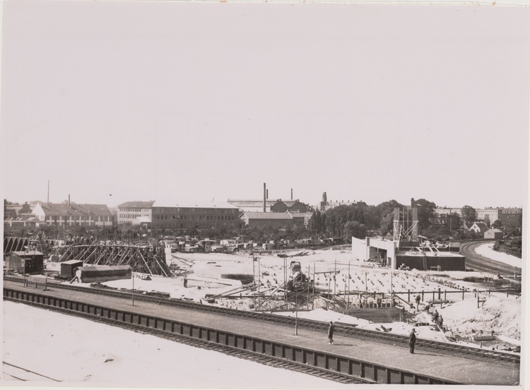 Bouwwerkzaamheden Muiderpoortstation, rechts het viadukt Pontanusstraat en Domselaerstraat. In het midden het volkstuincomplex Tuinwijck met daar achter het Sportfondsenbad Oost. Juli 1935, Beeldbank SAA.  
