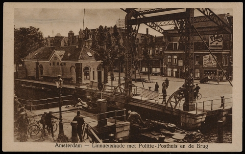 Linnaeuskade. Met de brug tussen de Linnaeusstraat en de Middenweg, uitg. K.Wille, Amsterdam – Watergraafsmeer, datering 1925. Bron: Beeldbank SAA.  