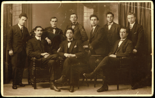 Groepsfoto van het zangkoor "Kunst en Strijd" met S.H. Englander (midden zittend), circa 1921. Vervaardiger: L. van Gronngen, bron: JCK  