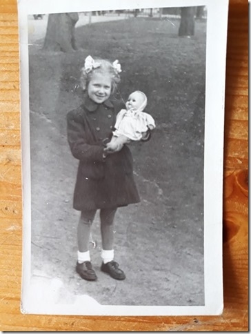 Bertie als jong meisje in het Oosterpark, foto uit 1947  