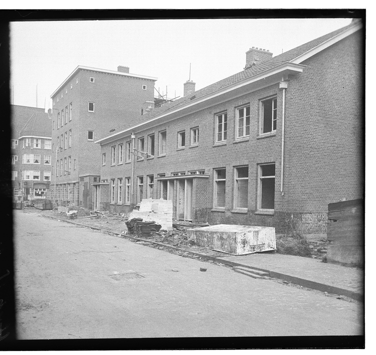 Vaalrivierstraat 3-7 in oktober 1930 Afbouw van de huizen aan de oneven zijde. 