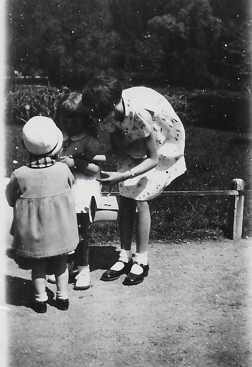 Frenie, broertje Henk en buurmeisje Ansje  ongeveer 1937, eigen foto   
