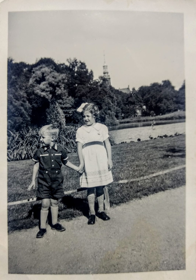 Frenie met haar broertje Henk in het Oosterpark ongeveer in 1940, eigen foto  