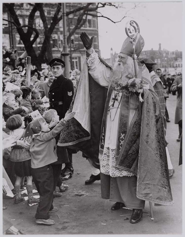 Sinterklaas OSIM00007002330, Collectie Stadsarchief Amsterdam 1955, intocht Prins Hendrikkade  