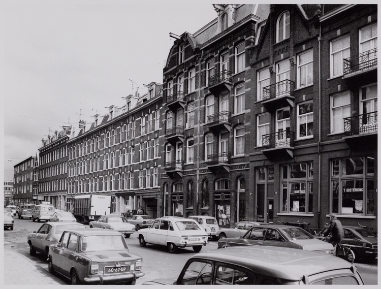 1e Oosterparkstraat in 1978, met Buurthuis , links is nr. 22 nog zichtbaar bij vrachtauto. Foto: J.M.Arsath Roís, Bron: Beeldbank stadsarchief Amsterdam  