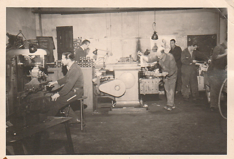Rath & Doodeheefver 4e van links Wim Meijer rond 1955  