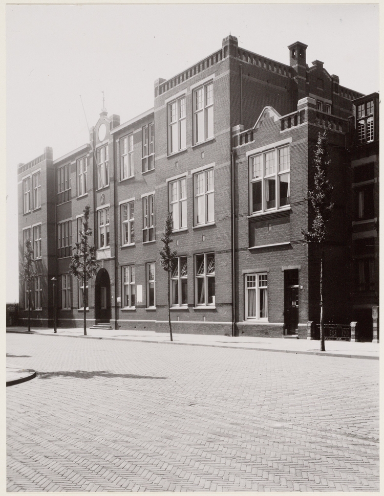 Willem van Outshoornschool, gezien van Zacharias Jansestraat. Willem Beukelsstraat 40, juni 1941 ca.<br />Foto Stadsarchief 