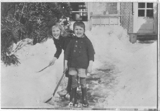 Snow 1947 Wil en zijn 3½ jaar oudere zusje Clary sneeuwruimend in de tuin Willem Beukelsstraat 18, daterend uit Februari 1947 