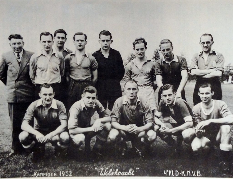 "De Geuzen" uit 1952 Staand v.l.n.r.: onbekende met hoed, Bertus van Wieringen, Henny Snoek, doelman Lou Snoek, Teun Snoek, Theo Zijp, Daan van Laar, trainer Dick van Voorst.  Gehurkt v.l.n.r.: Hugo Walker, Piet Broekhuis, Henny van der Hilst, Jan Steenwijk, Loek van Arem. Foto: website GeuzenMiddenmeer 