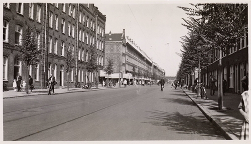 Czaar Peterstraat 45-49, gezien naar de Cruquiusstraat, eerste zijstraat links. Datering 1936, bron: SAA Collectie J. van Eck: foto's.  