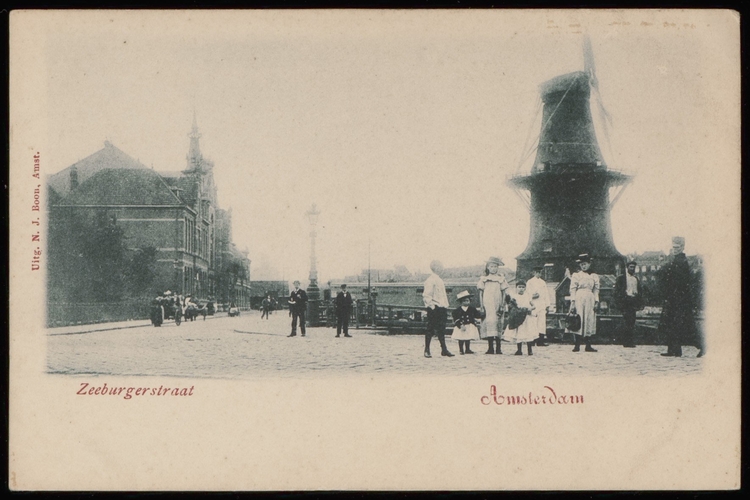 Zeeburgerstraat, links de gereformeerde Funenkerk en rechts molen de Gooyer, ca. 1900. Bron: SAA, collectie prentbriefkaarten  