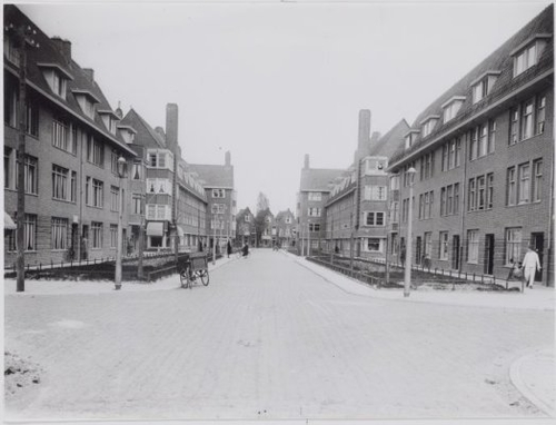 Copernicusstraat met op de achtergrond de nog niet afgebroken huizen van de Archimedesweg Foto: Beeldbank Amsterdam  
