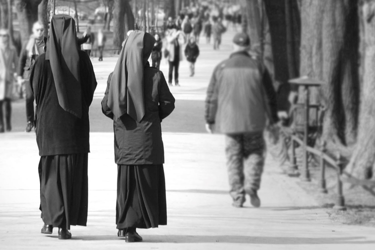 snoeren en rozenkransen kende ik ook van de nonnen in Iran /  foto Jade Maclean   