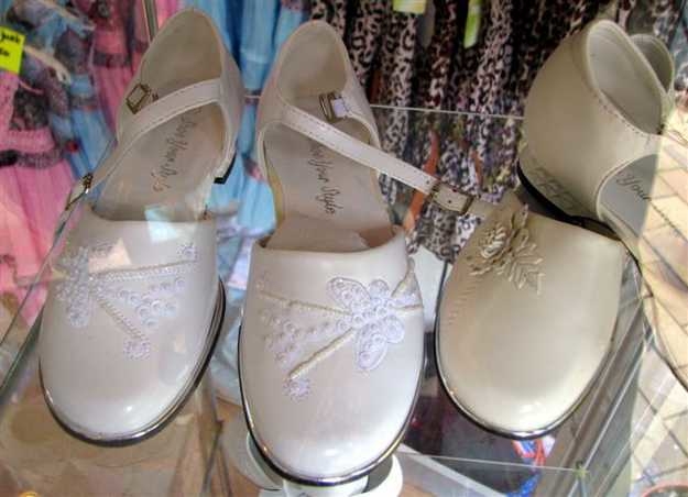 Bijpassende schoenen voor de feestjurk - 	Foto van kinderschoentjes door Dineke Rizzoli, augustus 2011  