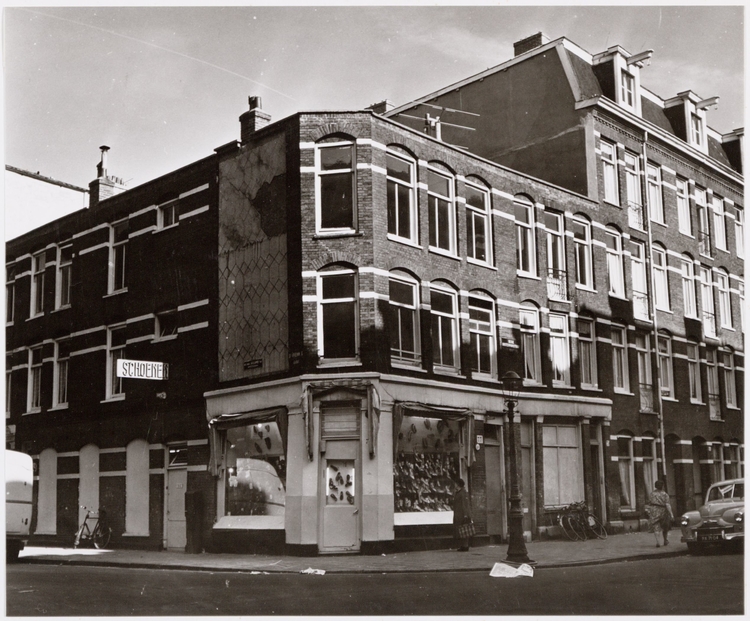 Derde Oosterparkstraat 77-79 en links de Sparrenweg  