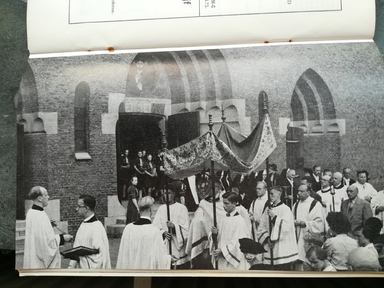 processie in de kerktuin, de vader van Mirjam staat links op de foto  