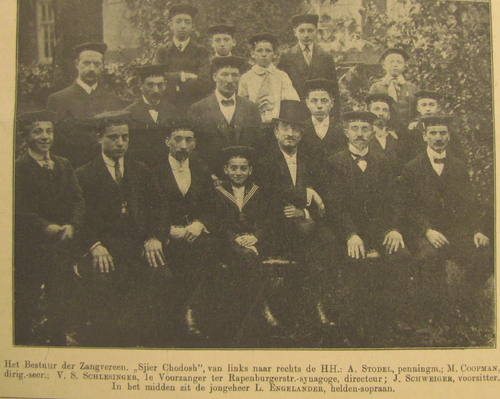 Het bestuur van de zangvereniging Sjier. Bron: De Joodsche Prins van 17 oktober 1912. Op de foto ook Louis (zittend) en Samuel Englander (bovenste rij, links). Victor Schlesinger zit naast Louis Englander.   