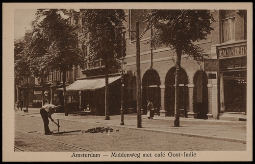 Middenweg met Café Oost-Indië (1928), Uitgave K. Wille, Amsterdam-Watergraafsmeer. Bron: Beeldbank SAA.  