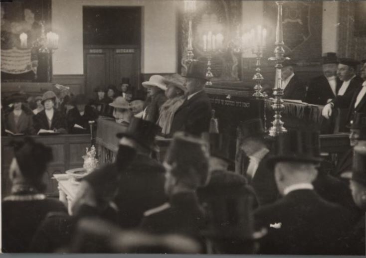 Prentbriefkaart met foto van koningin Wilhelmina en prinses Juliana tijdens een bezoek aan de Grote Synagoge in Amsterdam op 1 april 1924. Bron: Joods Historisch Museum, collectie Jaap van Velzen  
