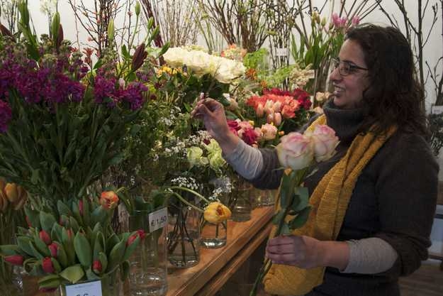   Anchela Basant stelt een boeketje samen in haar winkel 'Bloemen op Locatie'  