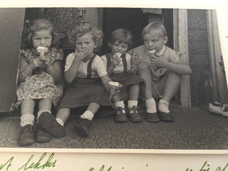 Sonja Rina 1954 bij iemand in de tuin ijsje eten image00039.jpeg  