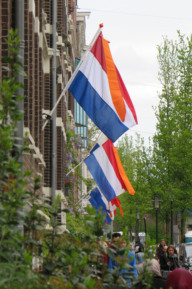 de vlag uit in de Wijtenbachstraat  