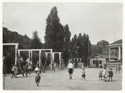 Speeltuin “Westerspeeltuin” aan het J.J. Cremerplein. Bron: archief van de dienst R.O. SAA, 1932.   