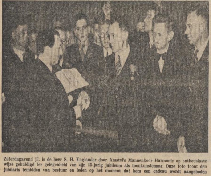 Het Amstel’s mannenkoor Harmonie feliciteert Samuel Englander (zie onderschrift), bron: het NIW van 10-03-1939.  