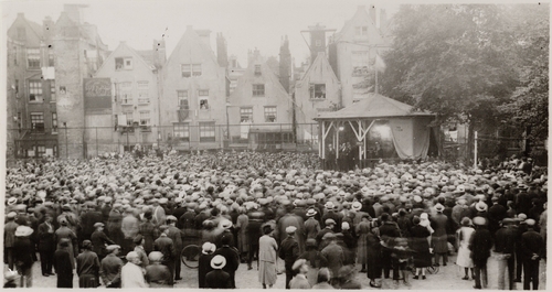 Karthuizersplantsoen met op de voorgrond het terrein van Noorderspeeltuin. Op de achtergrond: achterzijde gevels Lindengracht, ca. juni 1926. Bron: fotoafdrukken beeldbank SAA.  