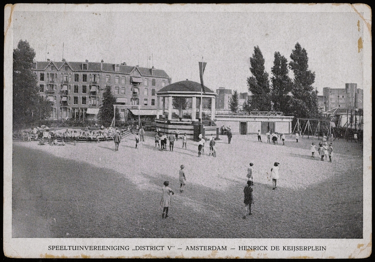 Muziektent op het Hendrick de Keijserplein. Speeltuinvereniging District 5, ca. 1925. Bron: prentbriefkaarten Stadsarchief Amsterdam.   