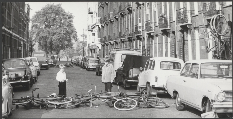 Twee barricades van fietsen tijdens luilak, rechts Graaf Florisstraat  