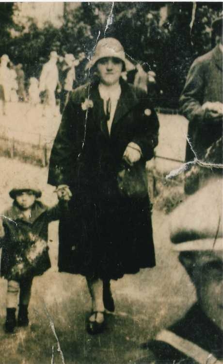 Doortje Bokkie met haar moeder, foto afkomstig van Joods monument  